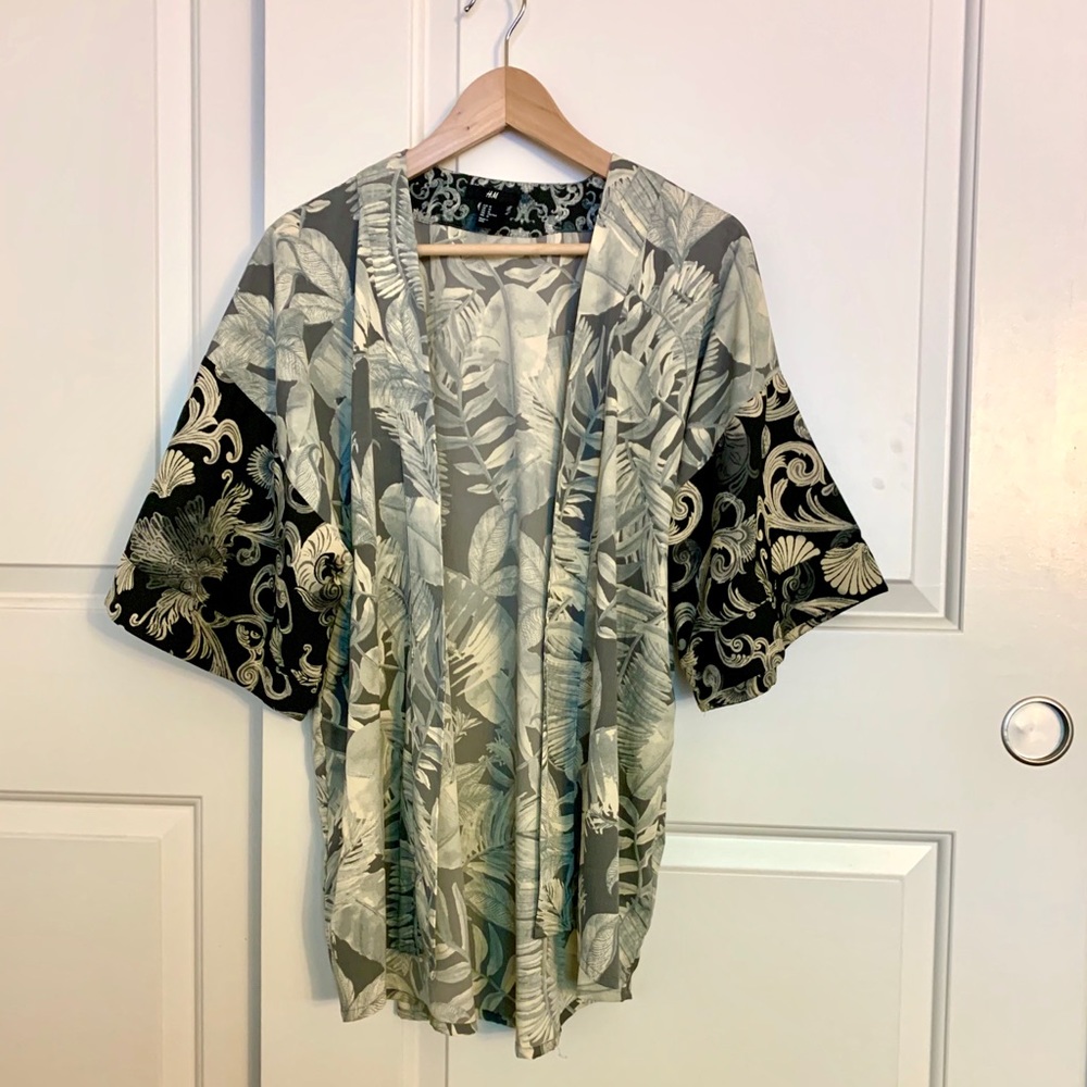 Short Kimono, contrasting floral brocade pattern